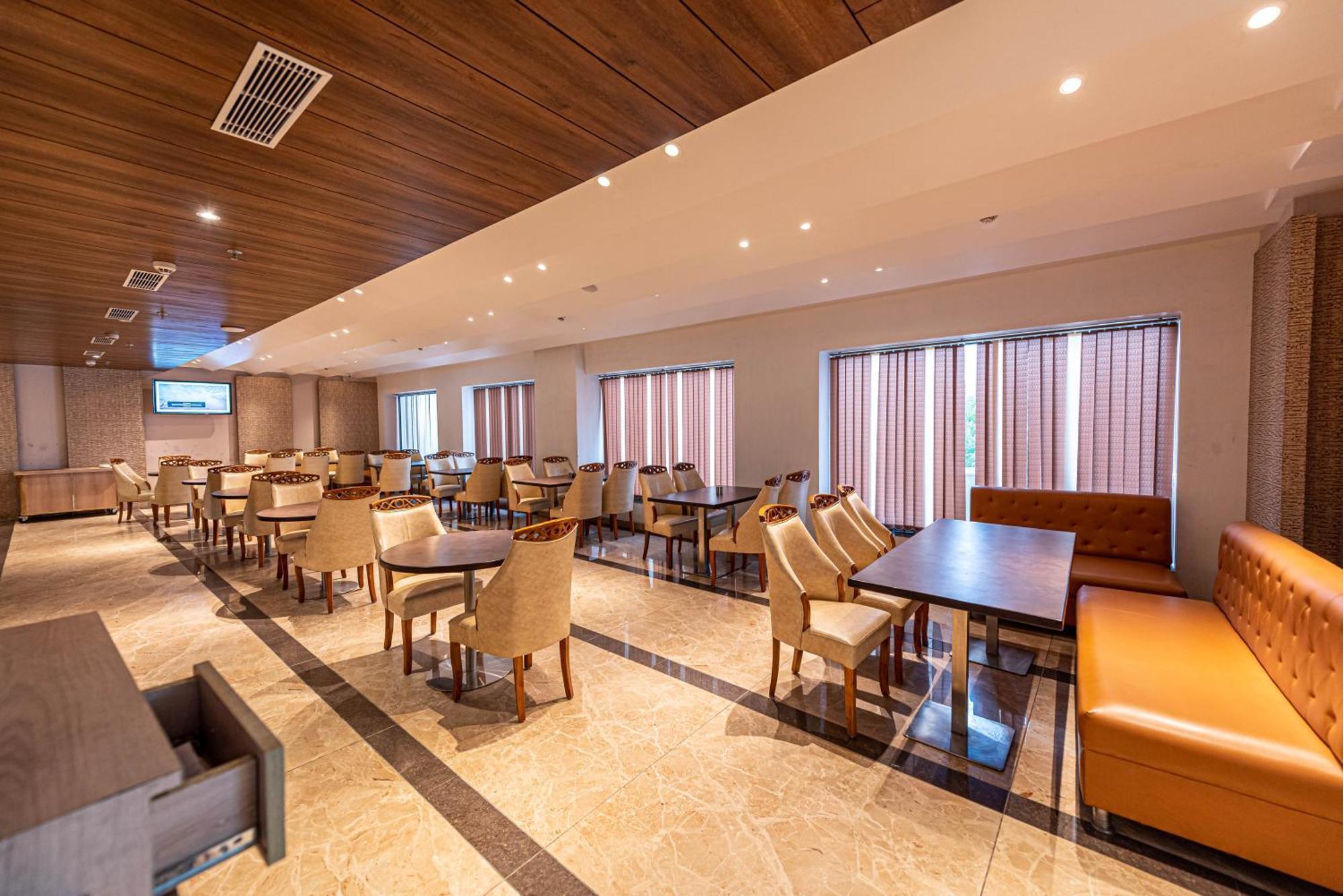 The Elite Lucknow Convention Hotel Exterior foto